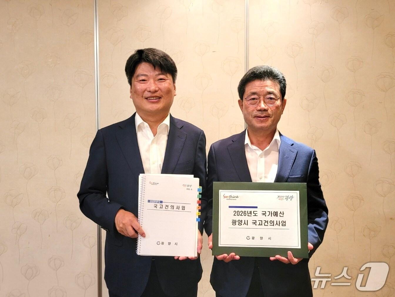 본문 이미지 - 정인화 광양시장이 내년도 국비획보를 위해 기재부 박창환 전 전라남도 경제부지사를 만나 건의사항을 전달했다&#40;광양시 제공&#41; 