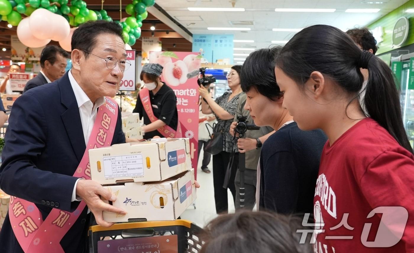 최기문 영천시장이 지난 7일 서울 이마트 용산점을에서 영천 복숭아 판촉활동을 펼치고 있다. &#40;영천시 제공. 재판매 및 DB금지&#41; 2025.8.7/ 뉴스1 ⓒ News1 정우용 기자