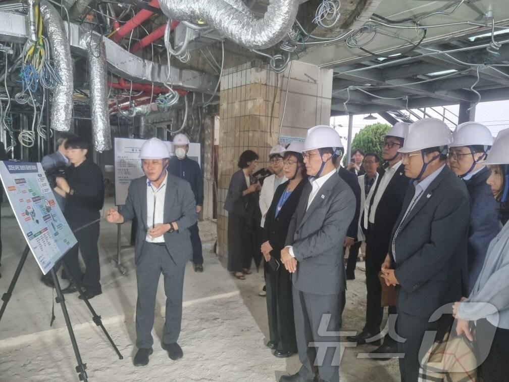 본문 이미지 - 경북도는 7일 김민석 국무총리 겸 2025 아시아태평양경제협력체(APEC) 정상회의 준비위원장이 김해공항, 경주 나들목(IC), 동국대 경주병원 등 핵심 기반시설을 방문해 항공·교통·의료 분야 준비 상황을 점검했다 ⓒ News1 김대벽기자