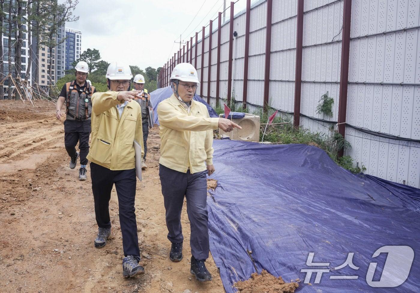 강기정 광주시장이 7일 서구 금호동 아파트 건설현장을 찾아 지난 3일 집중호우로 인한 토사유출 현장을 점검하고 있다.(광주시 제공. 재판매 및 DB 금지) 2025.8.7/뉴스1