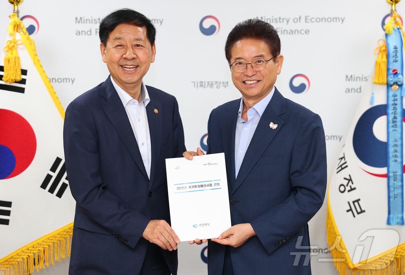 이철우 경북지사는 7일 정부서울청사에서 구윤철 경제부총리를 만나 경북의 지속 가능한 미래를 위한 4대 핵심 국가투자사업에 대한 국비 지원을 건의했다 ⓒ News1 김대벽기자