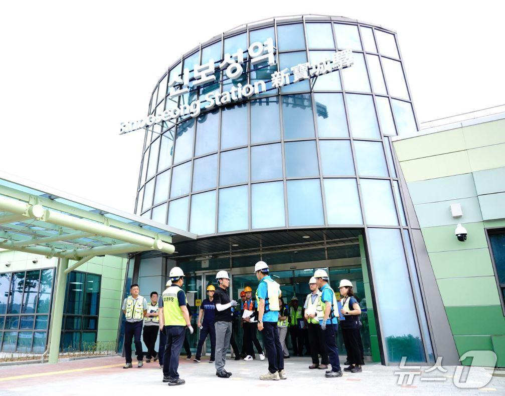 본문 이미지 -  한문희 코레일 사장(사진 가운데)이 7일 오전 목포보성선 신보성역을 점검하고 있다.(코레일 제공.재판매 및 DB금지)/뉴스1 