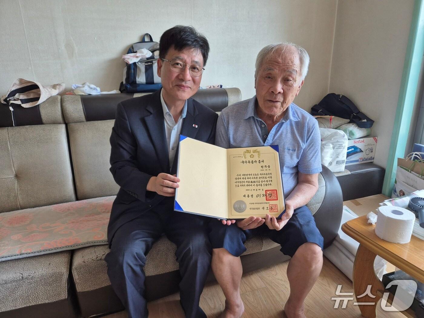 본문 이미지 -  국가보훈부 경기북부보훈지청이 월남전 참전 국가유공자인 원무웅 옹에게 대통령 명의의 국가유공자 증서를 전달하는 모습(경기북부보훈지청 제공. 재판매 및 DB 금지)/뉴스1