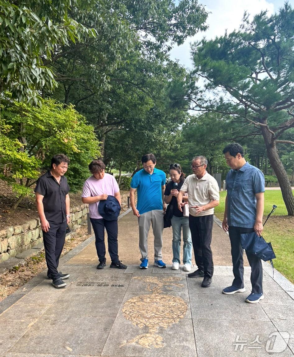 본문 이미지 - 경기 하남시의회 의원연구단체 &#39;하남시 역사의 정체성을 찾아서&#39;가 충남 공주와 부여에 있는 백제 유적지를 방문, 현장 답사를 하고 있다.&#40;하남시의회 제공. 재판매 및 DB 금지&#41;/뉴스1 