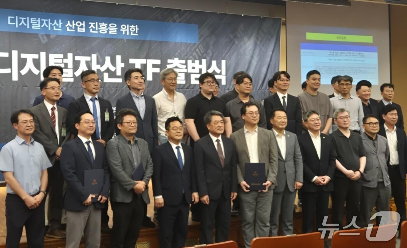 본문 이미지 - 7일 서울 여의도 국회의사당에서 열린 &#39;한국블록체인산업진흥협회&#40;KBIPA&#41; 디지털자산 태스크포스&#40;TF&#41; 출범식&#39; 참석자들이 기념 촬영을 하고 있다.2025.8.7./뉴스1