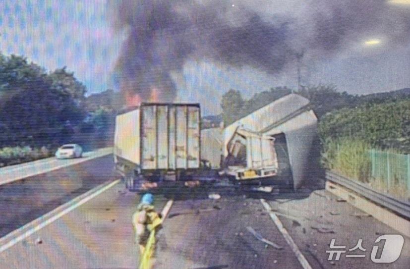 본문 이미지 - 김제 호남고속도로 교통사고 현장.(독자제공. 재판매 및 DB금지)