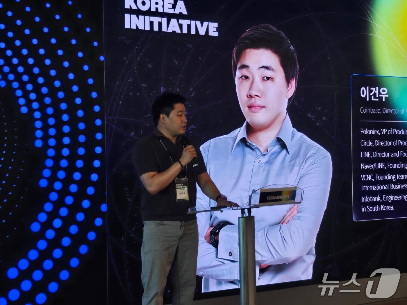 본문 이미지 - 이건우 코인베이스 미국 본사 제품총괄이 7일 해시드오픈리서치가 서울 강남구 해시드라운지에서 개최한 &#39;디지털 G2를 향핫 첫 걸음&#39; 세미나에서 발표하고 있다.