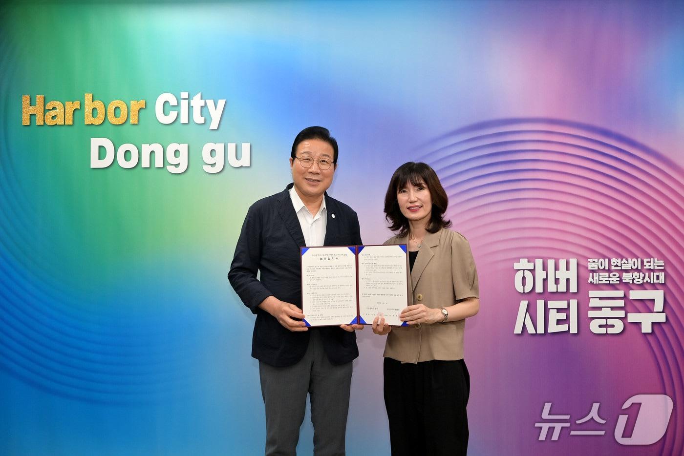 김진홍 동구청장(왼쪽)과 홍영희 부산 동구 시니어클럽 관장이 MOU를 체결하고 기념촬영하고 있다.(동구 제공. 재판매 및 DB금지).