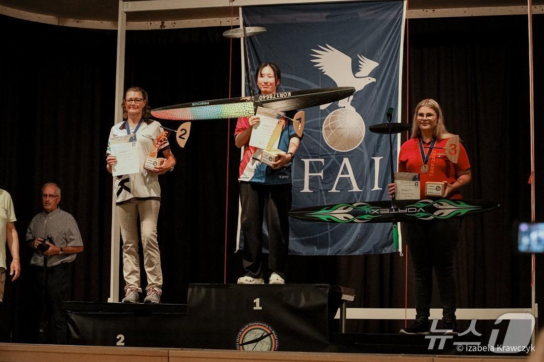 본문 이미지 - 한서대 무인항공기학과 4학년 강연주 씨가 지난달 26일부터 이달 2일까지 독일 타프에서 열린 무동력 글라이더 대회인 '2025 국제항공연맹(FAI)F3K 세계선수권대회'에서 사상 최초로 여성 챔피언 타이틀을 획득했다.