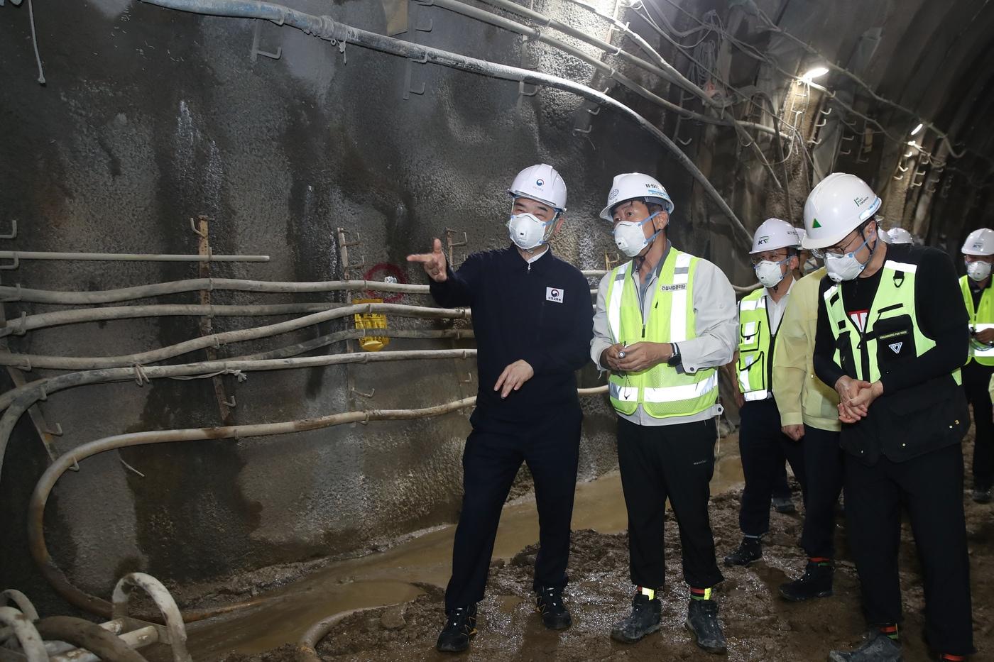 이상경 국토부 1차관(왼쪽)이 7일 월곶-판교 복선전철 건설 사업 6공구 현장을 방문해 지하안전대책과 혹서기 온열질환 예방 대책 등 안전관리 현황을 점검하고 있다./국토부 제공