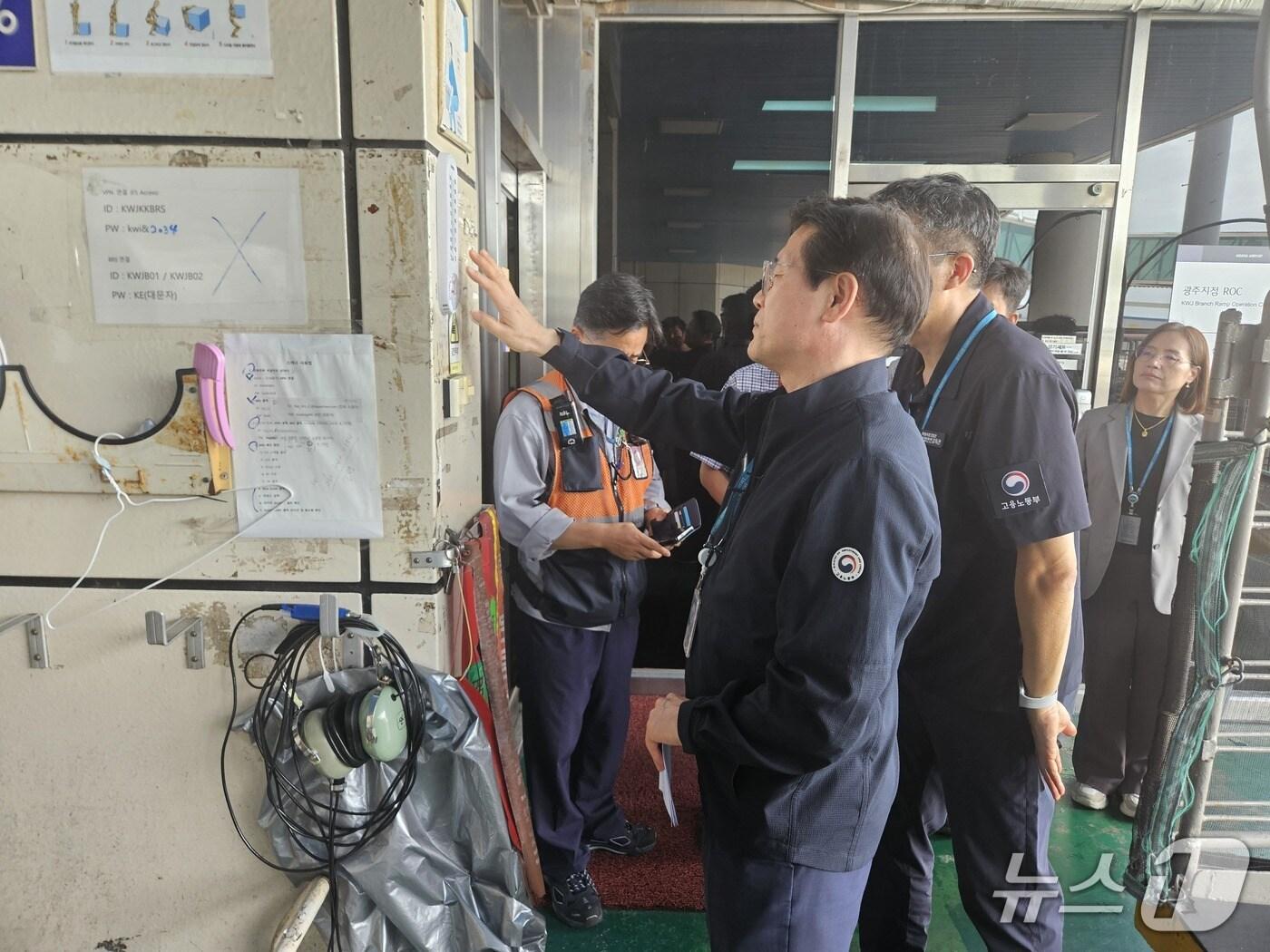 본문 이미지 - 광주지방고용노동청이 7일 광주공항에서 근로자 폭염 안전수칙 준수 여부를 확인하고 있다.&#40;광주지방고용노동청 제공. 재판매 및 DB 금지&#41; 2025.8.7