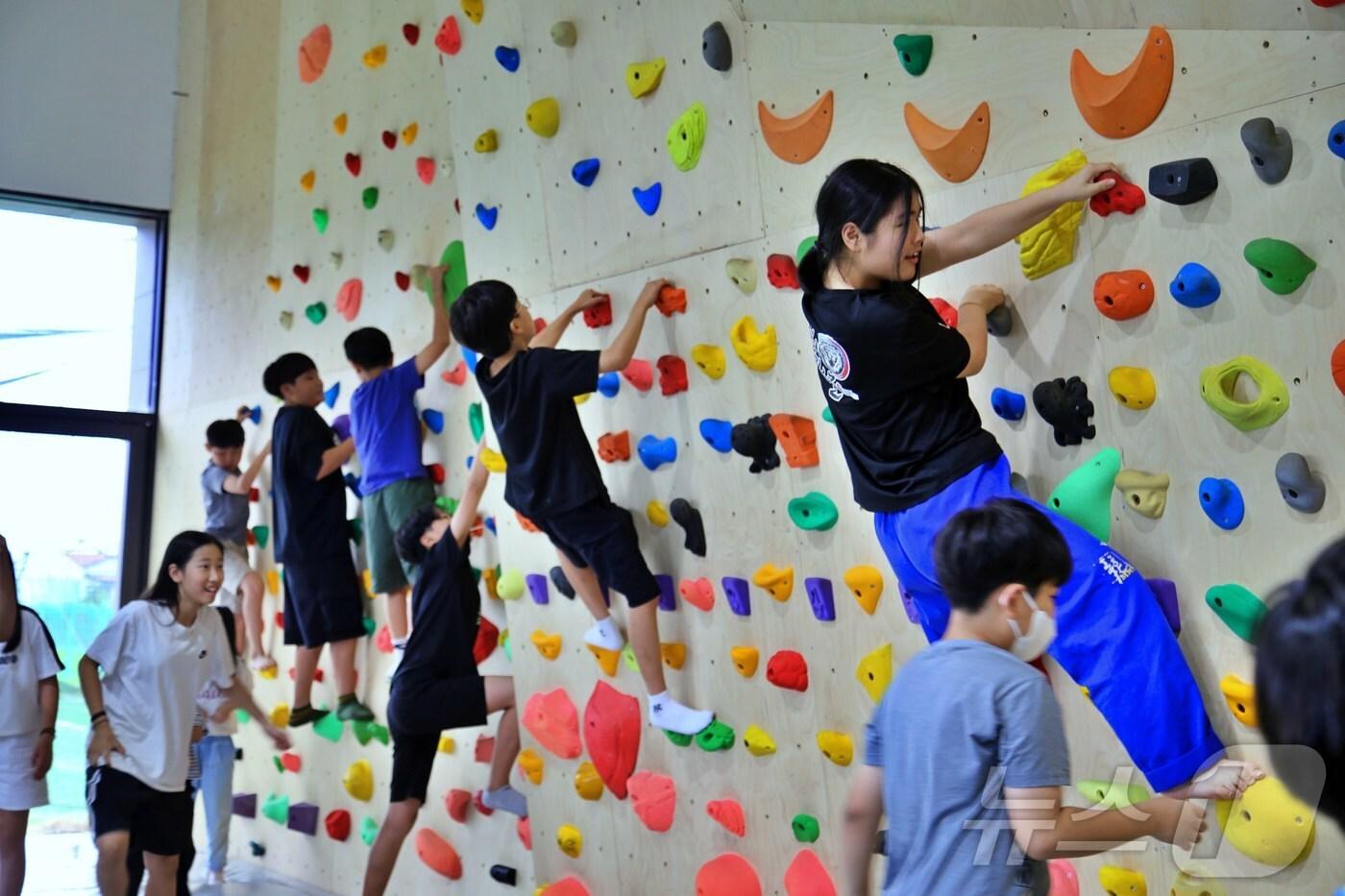 광주신세계 봉사단과 지역아동이 함께하는 여름방학 맞이 드론·클라이밍 체험활동을 하고 있다.