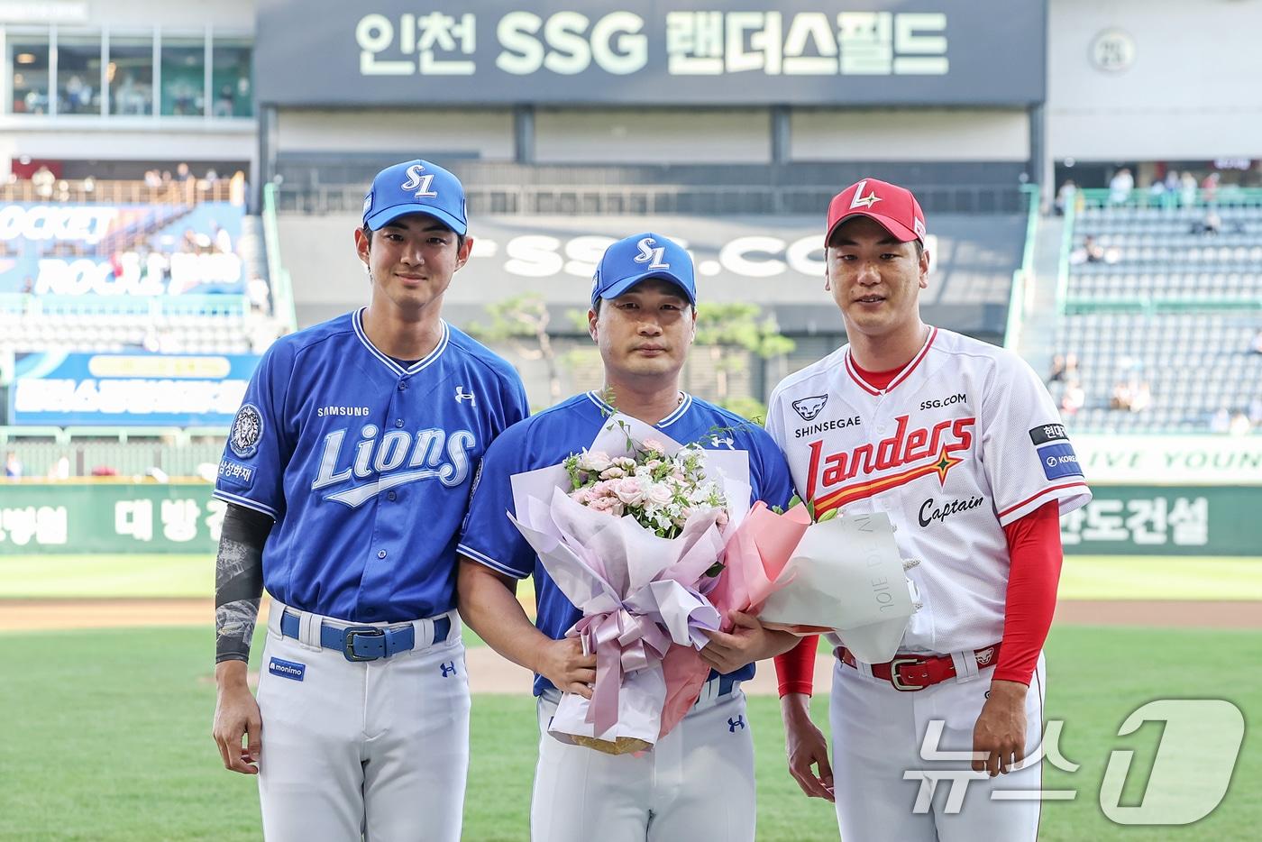전격 은퇴를 선언한 삼성 오승환이 7일 오후 인천 미추홀구 SSG랜더스필드에서 열린 은퇴 기념행사에서 구자욱&#40;왼쪽&#41;과 SSG 김광현으로부터 꽃다발을 선물 받은 뒤 기념촬영을 하고 있다. 2025.8.7/뉴스1 ⓒ News1 민경석 기자