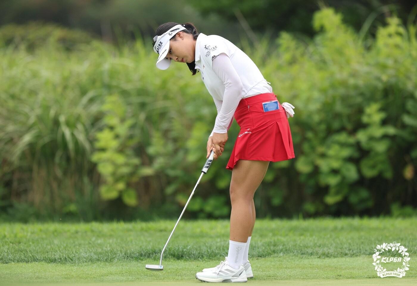 윤이나가 7일 열린 KLPGA투어 제주 삼다수 마스터스 1라운드에서 4번홀 퍼트를 하고 있다. &#40;KLPGA 제공&#41;