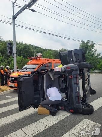 본문 이미지 - 7일 오전 11시 53분께 울산 북구 달천동에서 SUV 차량과 레이 차량이 충돌하면서 레이 차량이 전복되는 사고가 발생했다.(울산 북부소방서 제공. 재판매 및 DB금지)