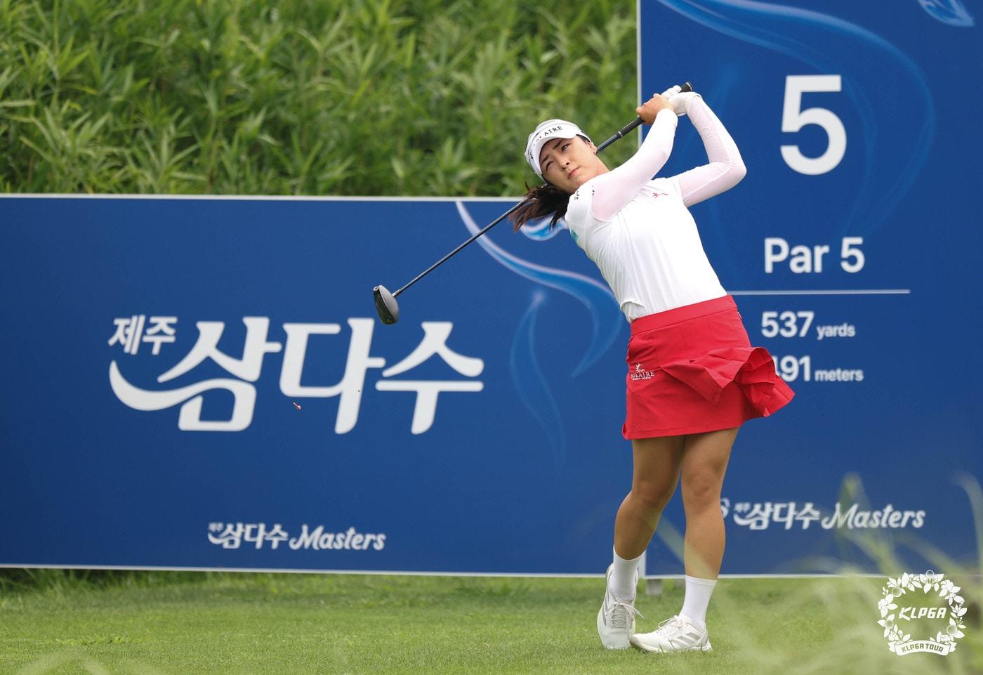 윤이나가 7일 열린 KLPGA투어 제주 삼다수 마스터스 1라운드에서 5번홀 티샷을 날리고 있다. &#40;KLPGA 제공&#41;