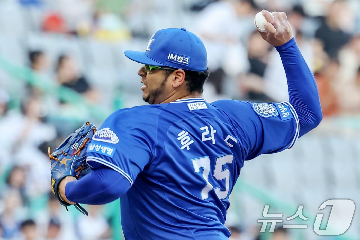 7일 오후 인천 미추홀구 SSG랜더스필드에서 열린 2025 신한 SOL Bank KBO리그&#39; 삼성 라이온즈와 SSG 랜더스의 경기에서 1회말 삼성 선발 후라도가 역투하고 있다. 2025.8.7/뉴스1 ⓒ News1 민경석 기자