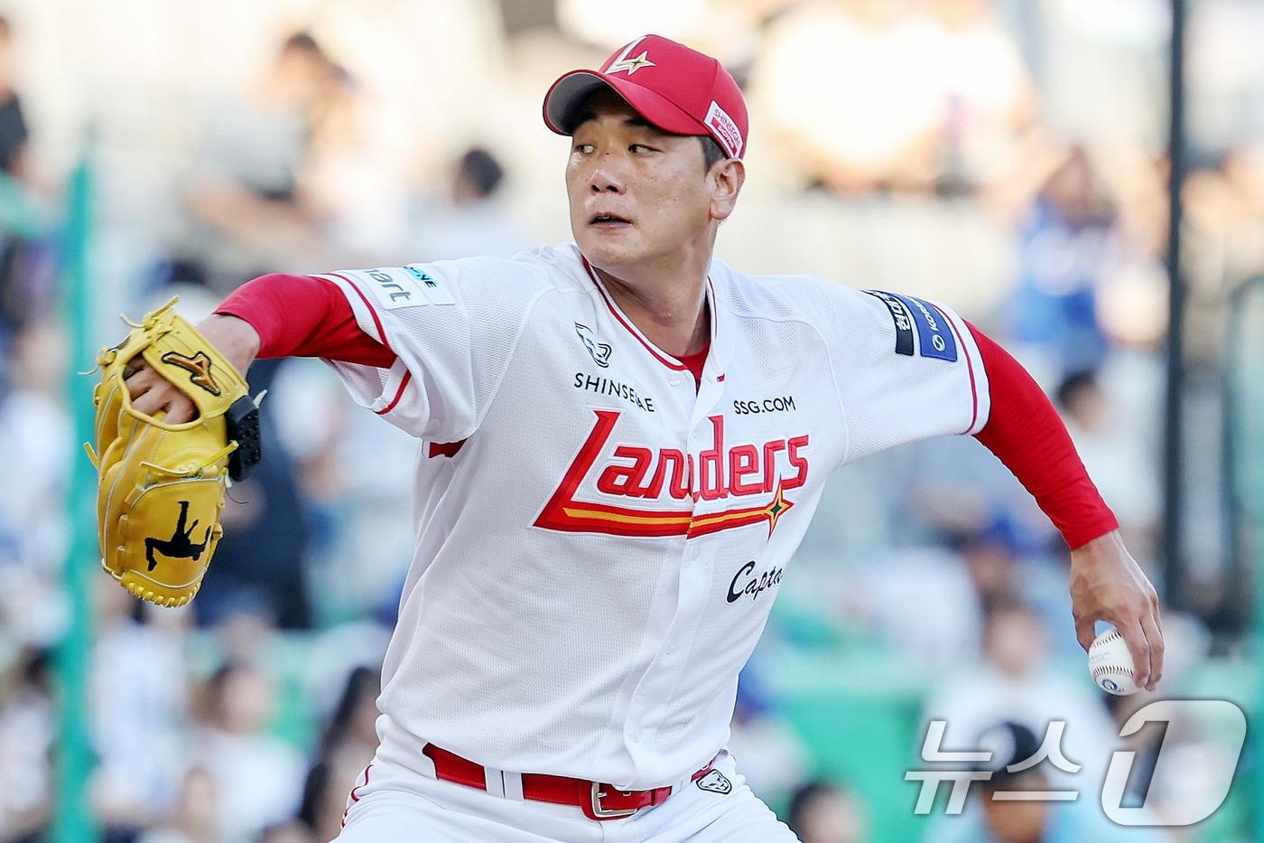 7일 오후 인천 미추홀구 SSG랜더스필드에서 열린 2025 신한 SOL Bank KBO리그' 삼성 라이온즈와 SSG 랜더스의 경기에서 1회초 SSG 선발 김광현이 역투하고 있다. 2025.8.7/뉴스1 ⓒ News1 민경석 기자