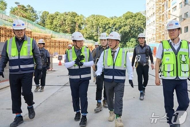 본문 이미지 -  정경구 대표&#40;CEO·왼쪽 세 번째&#41;와 조태제 대표&#40;CSO·왼쪽 두 번째&#41;가 한 아이파크 현장을 찾아 안전보건 조치 이행을 직접 점검하고 있다&#40;HDC현대산업개발 제공&#41;