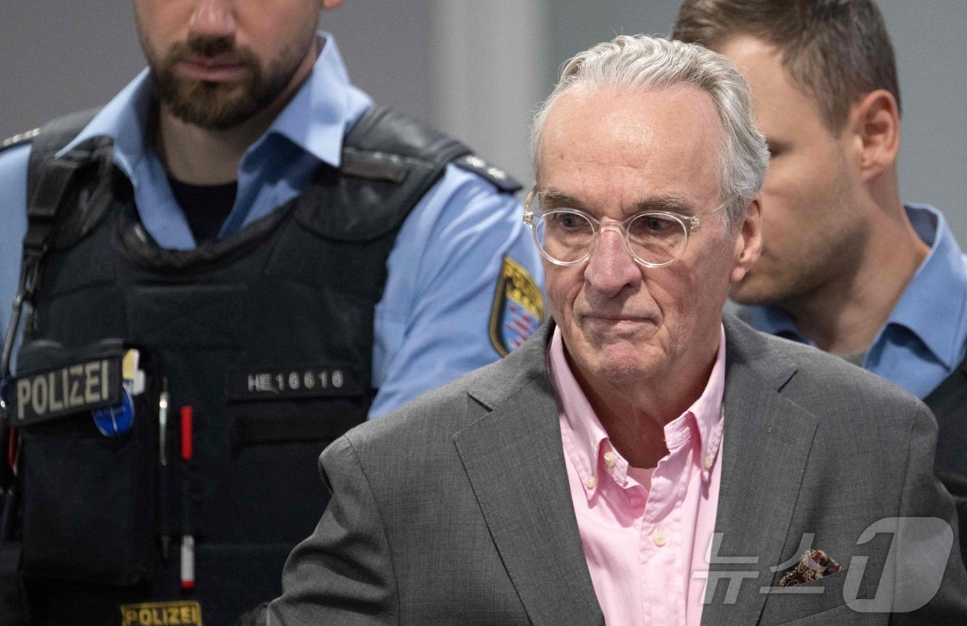 2024년 9월 10일 독일 서부 프랑크푸르트 암 마인에서 열린 독일 의회 습격 모의 사건 재판에 하인리히 13세 로이스 왕자가 출석했다. 그는 전직 국회의원 및 전직 군 장교들과 함께 독일 의회를 공격하고 정부를 전복하려는 음모를 주도한 혐의를 받고 있다. ⓒ AFP=뉴스1