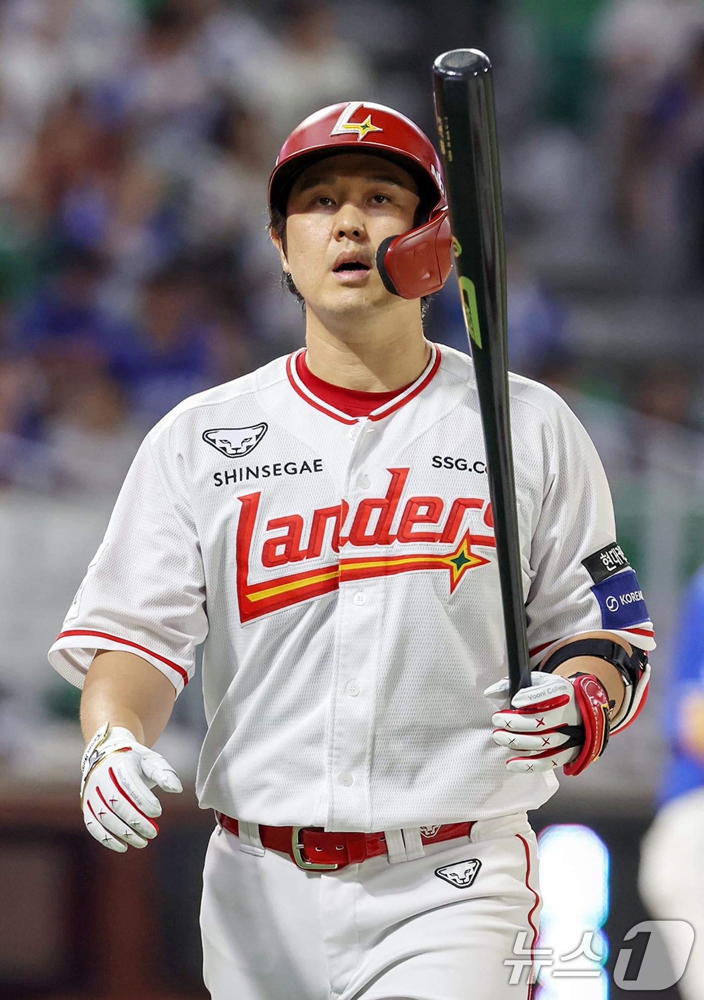 본문 이미지 - 7일 오후 인천 미추홀구 SSG랜더스필드에서 열린 2025 신한 SOL Bank KBO리그' 삼성 라이온즈와 SSG 랜더스의 경기 9회말 SSG 최정이 삼진아웃을 당해 더그아웃으로 돌아가며 아쉬워 하고 있다. 최정은 KBO 통산 1500득점까지 3득점을 남겨둔 상황이다. 2025.8.7/뉴스1 ⓒ News1 민경석 기자