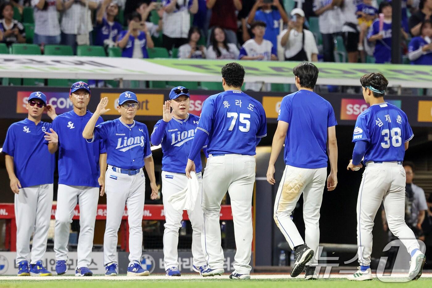 7일 오후 인천 미추홀구 SSG랜더스필드에서 열린 2025 신한 SOL Bank KBO리그&#39; 삼성 라이온즈와 SSG 랜더스의 경기에서 6대1로 승리를 거둔 박진만 삼성 감독이 선수들과 기쁨을 나누고 있다. 2025.8.7/뉴스1 ⓒ News1 민경석 기자