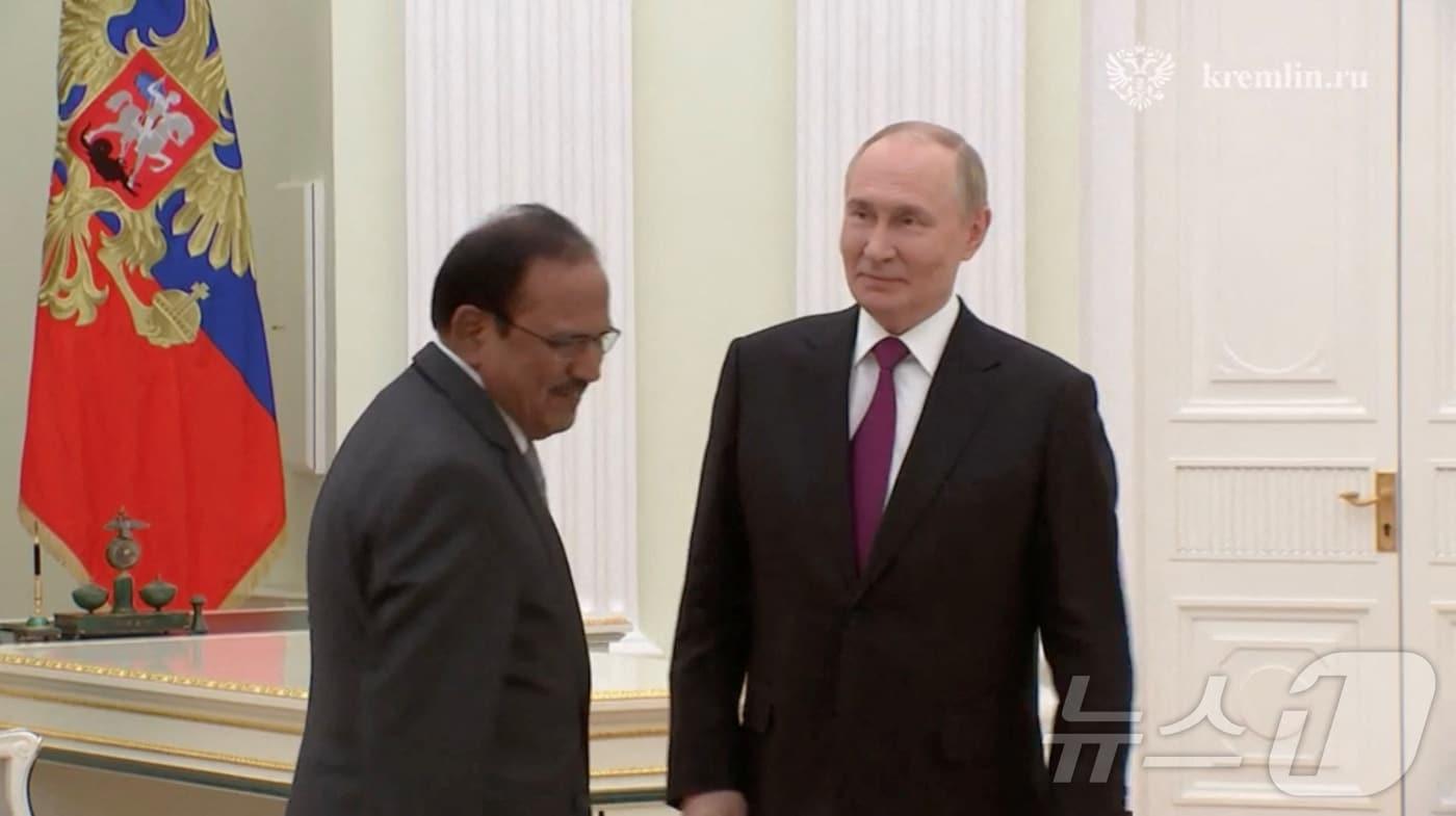 7일(현지시간) 블라디미르 푸틴 러시아 대통령이 모스크바 크렘린에서 아지트 도발 인도 국가안보보좌관과 만나고 있다. 사진은 크렘린이 공개한 영상 갈무리. 2025.08.07 ⓒ 로이터=뉴스1 ⓒ News1 김지완 기자