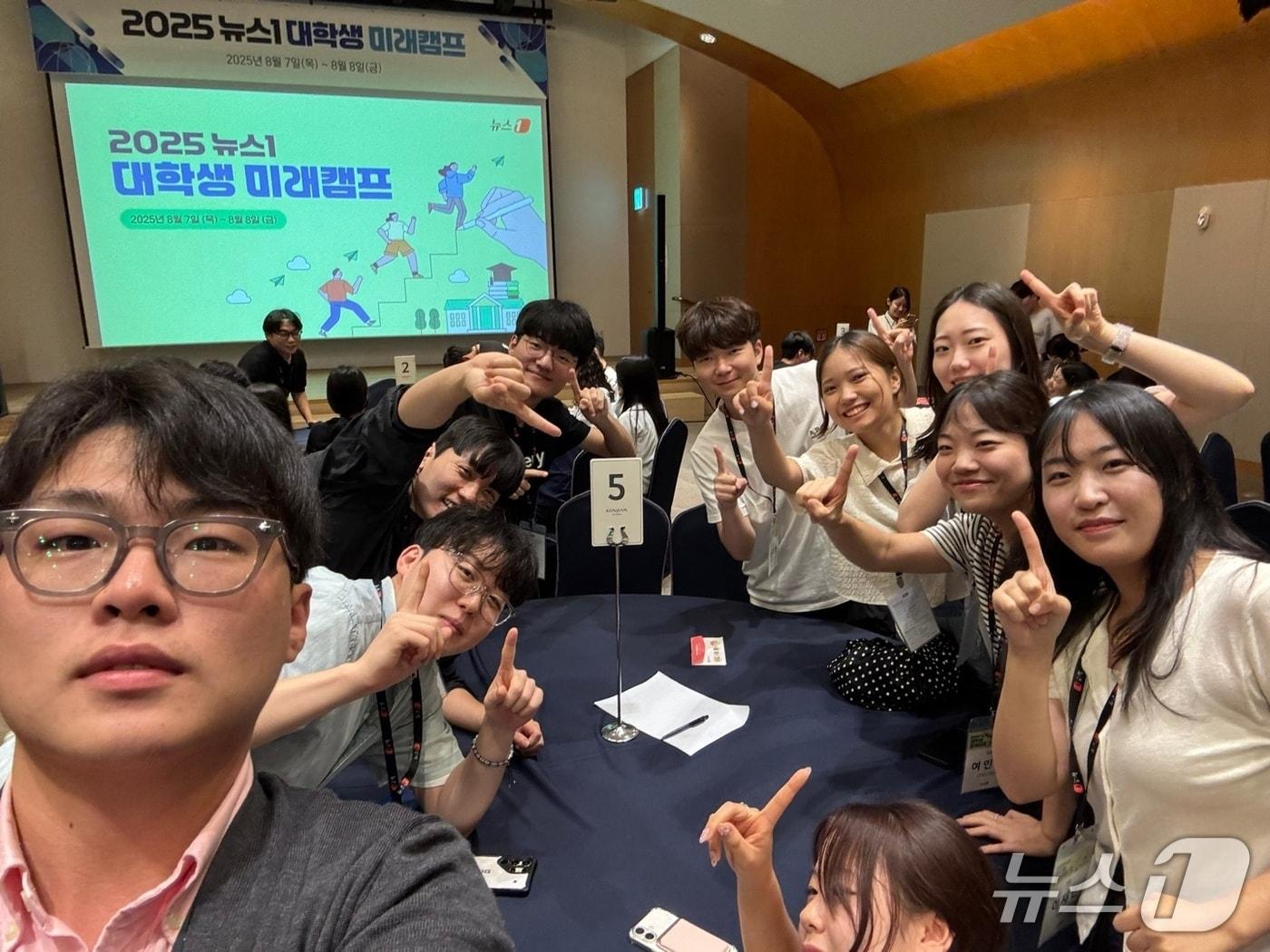 본문 이미지 -  7일 경기 광주시 곤지암리조트 세미나실에서 뉴스1 대학생 미래캠프 첫날 마지막 일정으로 레크리에이션이 진행되고 있다. 뉴스1을 의미하는 &#39;1&#39; 포즈를 하고 있는 참가자들. 2025.8.7/뉴스1 ⓒ News1 문대현 기자