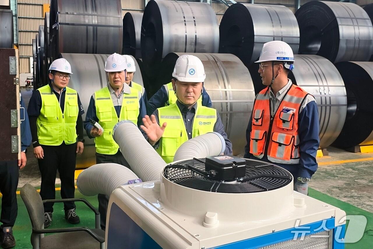 본문 이미지 - 노삼석 한진 대표이사 사장(가운데)이 여름 사업장 근무현황을 살펴보고있다. (한진 제공)