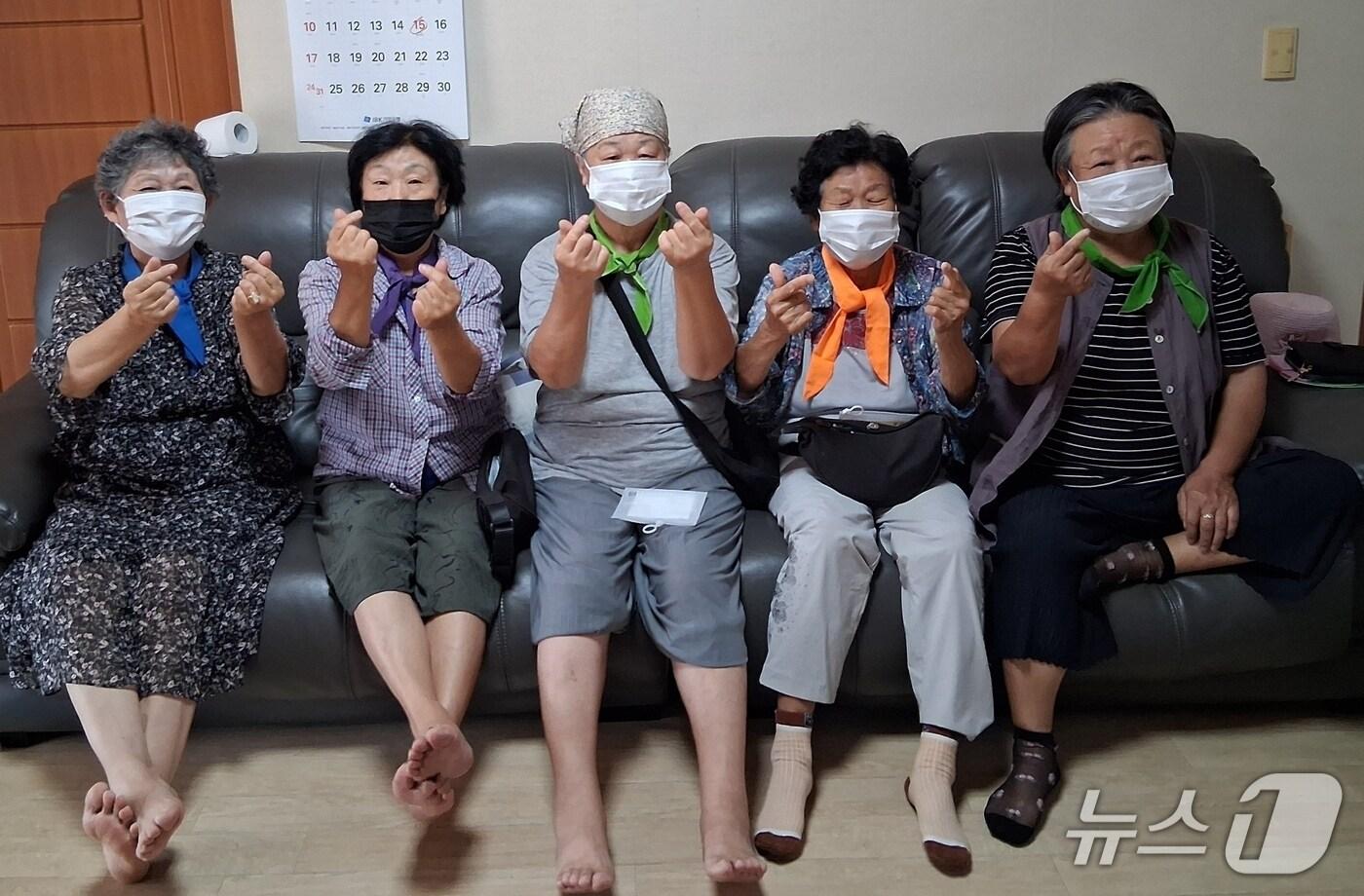 충북 괴산군노인맞춤돌봄센터가 제공한 쿨 스카프를 착용한 어르신들이 고마움을 표현하고 있다.&#40;괴산군 제공, 재판매 및 DB금지&#41;/뉴스1