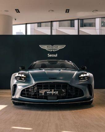 본문 이미지 - 애스턴마틴 오픈탑 스포츠카 '밴티지 로드스터'가 서울 전시장에 전시된 모습<자료사진>(브리타니아오토 제공). 2025.08.09.