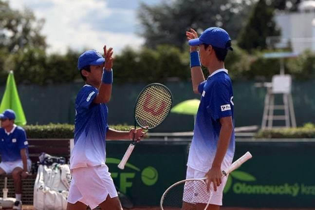 본문 이미지 - 한국 14세 이하(U14) 남자 테니스 대표팀의 김시윤과 장준서.(대한테니스협회 제공)
