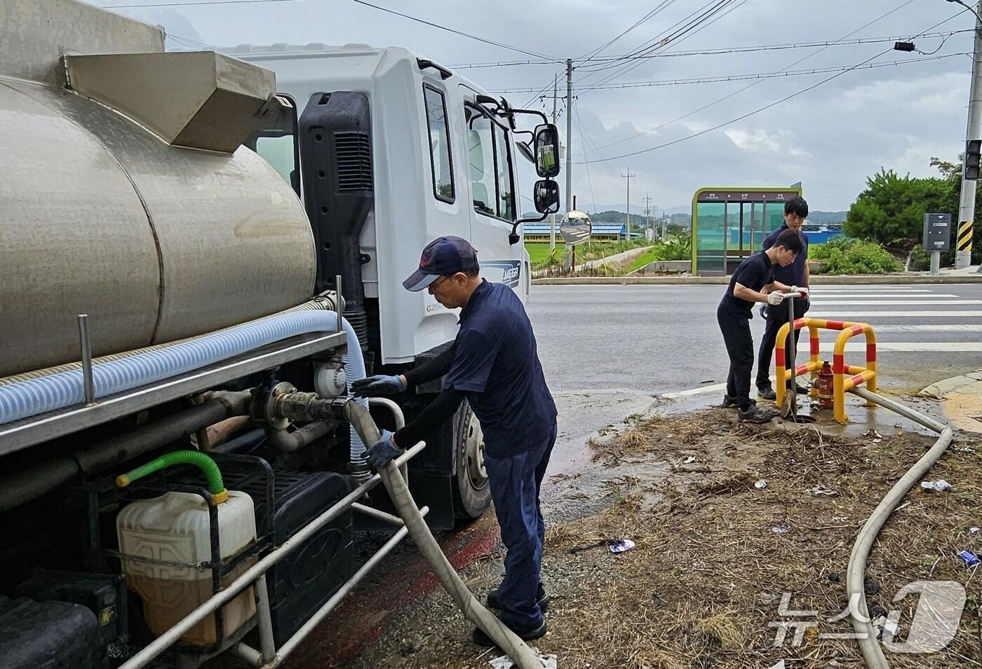 수돗물 끊긴 증평읍에 공급할 생활용수를 담고 있는 진천군 급수차.&#40;진천군 제공&#41;/뉴스1