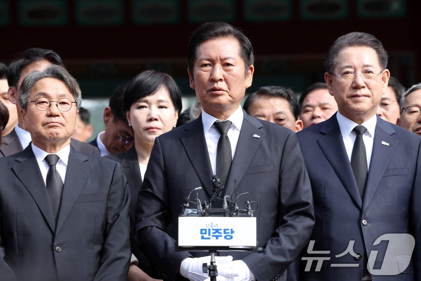 정청래 더불어민주당 대표가 8일 오전 광주 북구 운정동 국립5·18민주묘지를 찾아 오월영령에 참배한 후 발언하고 있다. 2025.8.8/뉴스1 ⓒ News1 이승현 기자