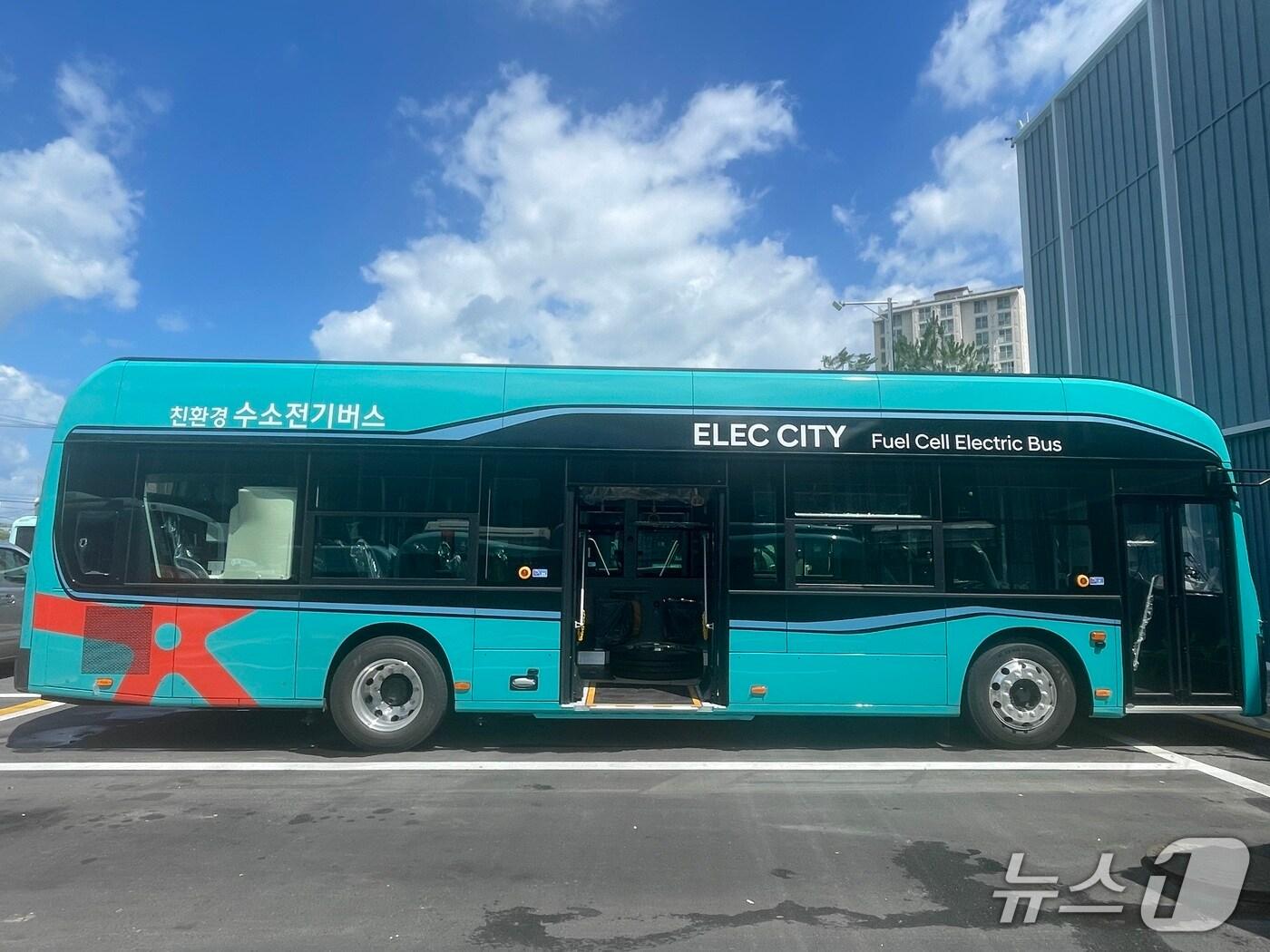 본문 이미지 - 강원 춘천시가 도입한 수소버스.(춘천시 제공, 재판매 및 DB금지)