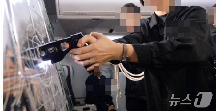 본문 이미지 -  항공사 승무원들이 기내  폭력 상황을 대비해 전기충격기(스턴건) 사용법을 익히는 모습. ⓒ 뉴스1 DB