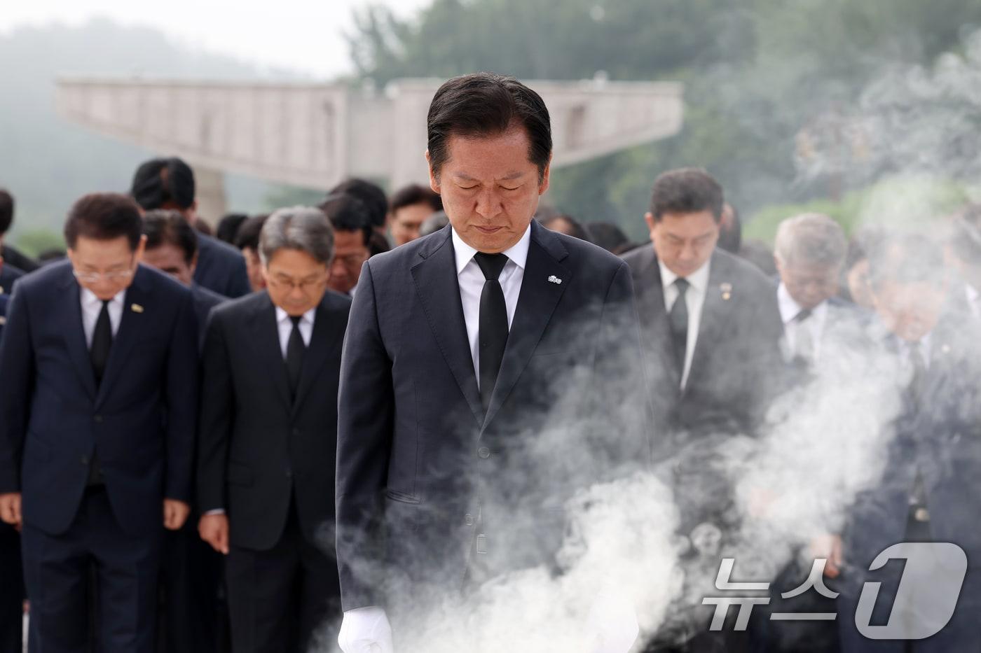 정청래 더불어민주당 대표가 8일 오전 광주 북구 운정동 국립5·18민주묘지를 찾아 오월영령에 참배하고 있다. 2025.8.8/뉴스1 ⓒ News1 이승현 기자