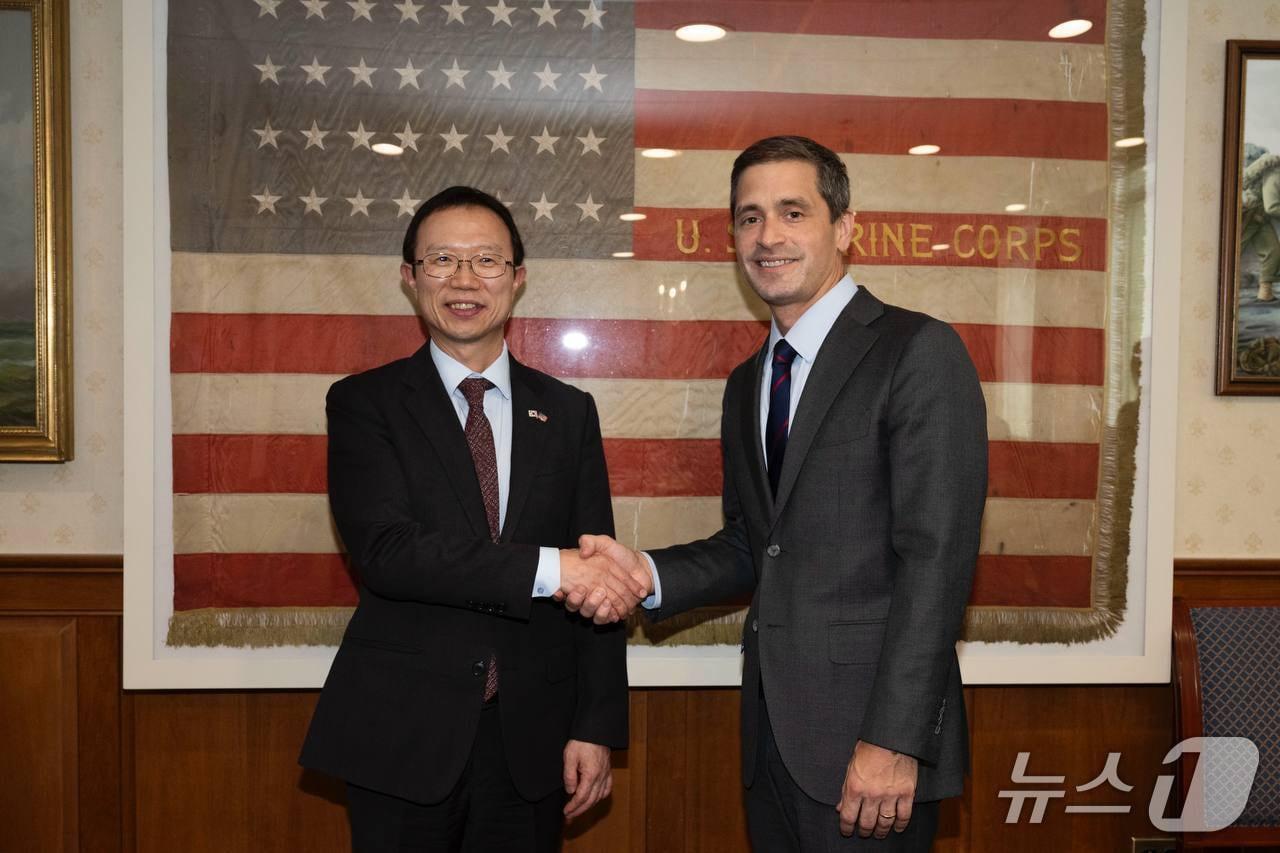 본문 이미지 - 강환석 방위사업청 차장과 제이슨 포터 미 해군성 연구개발획득차관보가 미 워싱턴 D.C. 미 해군성에서 면담 후 기념촬영 중인 모습. &#40;방위사업청 제공&#41;