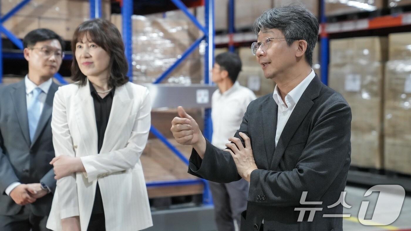 질병관리청은 지난 7일 경기 용인시 방역물자비축센터를 방문해 여름철 코로나19 재유행 가능성에 대비한 개인보호구 등 방역물자 비축·관리 현황을 점검했다고 8일 밝혔다. 임승관 질병관리청 청장이 비축센터에 방문해 방역물자를 확인하고 있다. &#40;질병관리청 제공. 재판매 및 DB 금지&#41; 2025.8.8/뉴스1