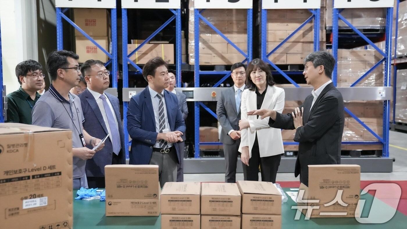 질병관리청은 지난 7일 경기 용인시 방역물자비축센터를 방문해 여름철 코로나19 재유행 가능성에 대비한 개인보호구 등 방역물자 비축·관리 현황을 점검했다고 8일 밝혔다. 임승관 질병관리청 청장이 비축센터에 방문해 방역물자를 확인하고 있다. &#40;질병관리청 제공. 재판매 및 DB 금지&#41; 2025.8.8/뉴스1