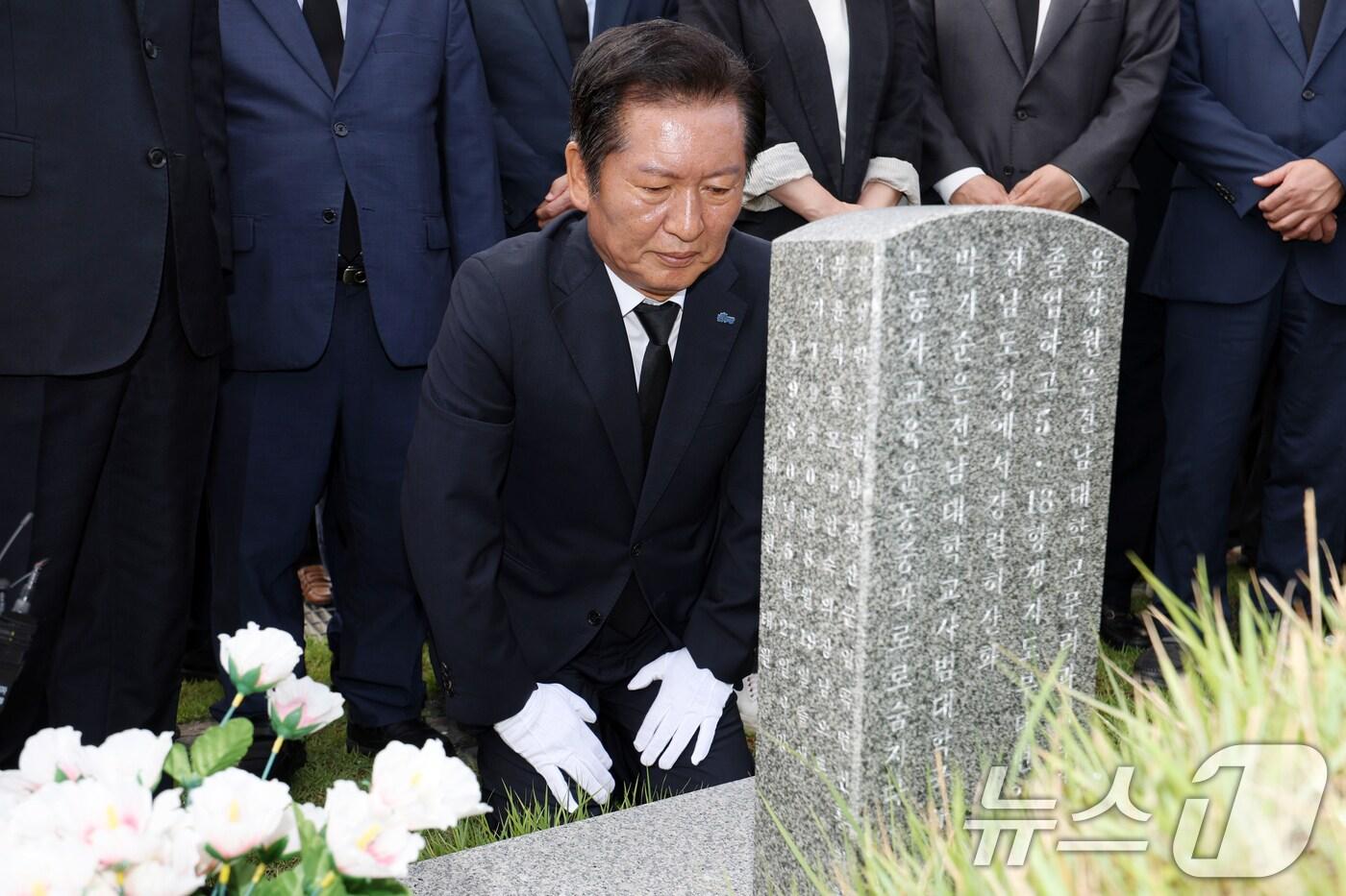 정청래 더불어민주당 대표가 8일 오전 광주 북구 운정동 국립5·18민주묘지에서 윤상원 열사 묘역을 살펴보고 있다. 2025.8.8/뉴스1 ⓒ News1 이승현 기자