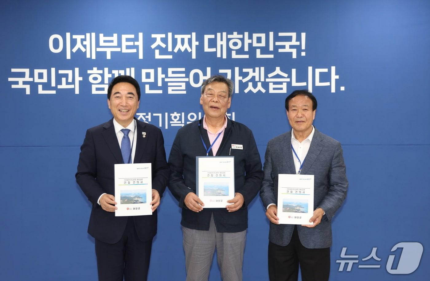 지난 7일 균형성장특별위원회 박수현 위원장(맨 왼쪽)을 만나 대정부 건의서를 전달한 가세로 태안군수(가운데)와 김원대 가로림만 해상교량 건립 추진위원장(태안군 제공. 재판매 및 DB금지)2025.8.8/뉴스1