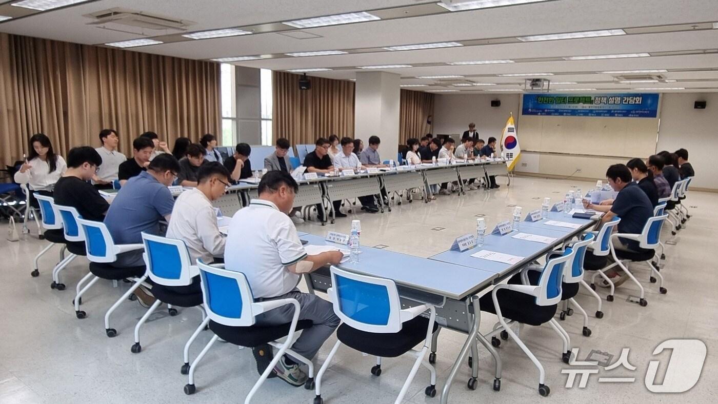 광주지방고용노동청과 유관기관들이 고위험사업장 분류, 근로 전담감독관 지정 등 '안전한 일터 프로젝트'를 논의하고 있다.(광주지방고용노동청 제공. 재판매 및 DB 금지) 2025.8.8