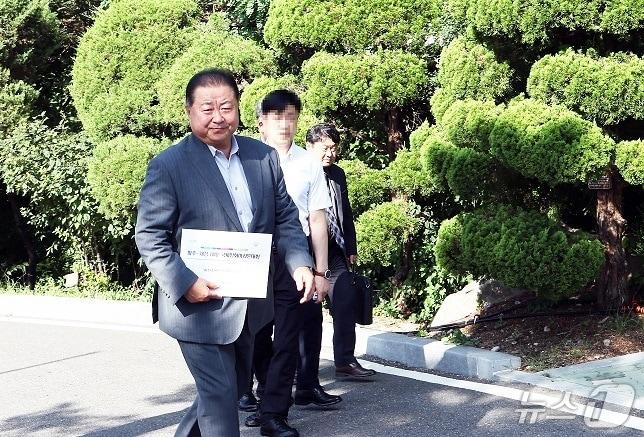 본문 이미지 - 지난 7일 김경일 파주시장이 파주~개성 국제평화마라톤대회 개최를 위한 사전 작업으로 북한주민접촉신고서를 제출하기 위해 통일부를 방문하고 있다. &#40;파주시 제공, 재판매 및 DB금지&#41;