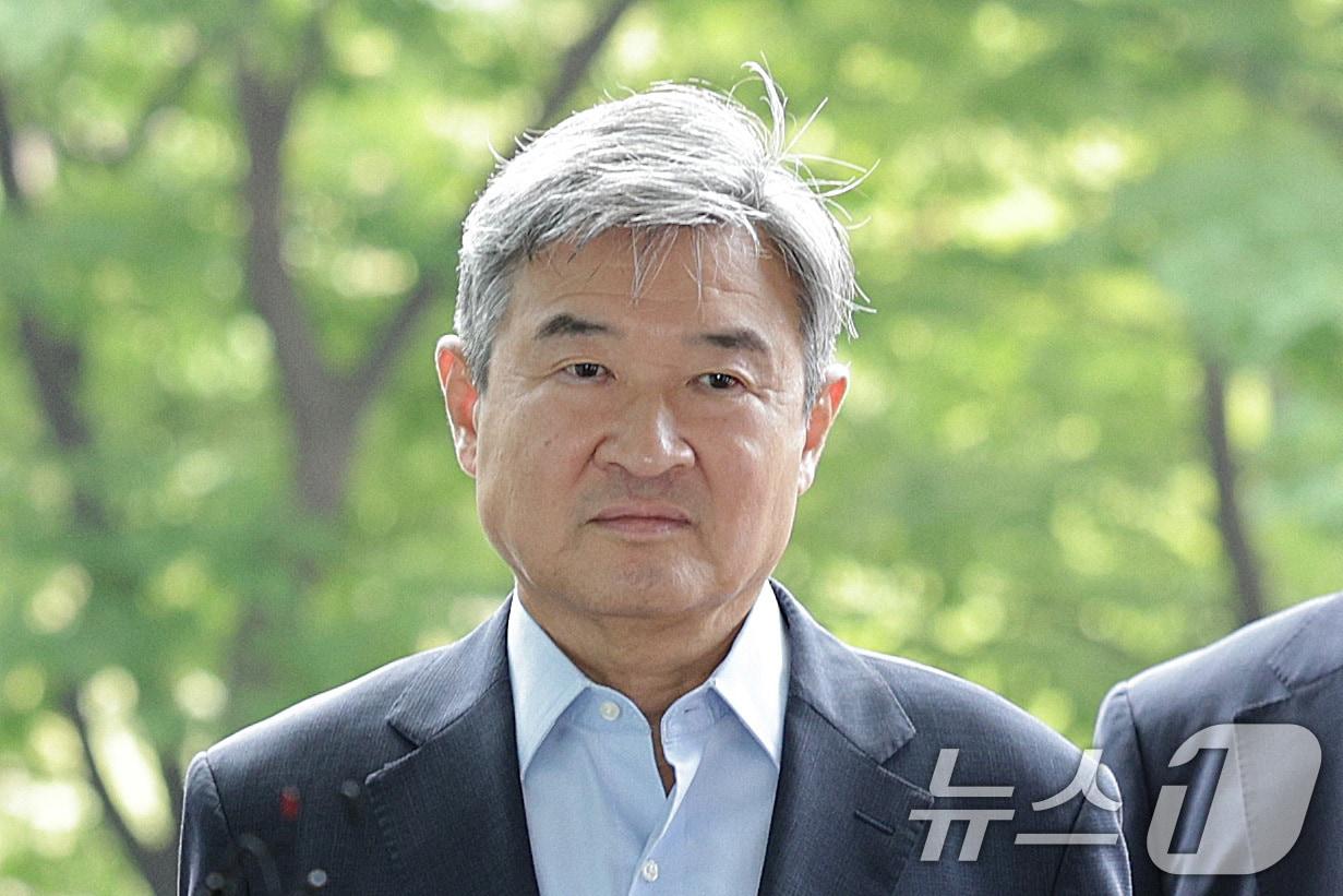 본문 이미지 - 조태용 전 국가안보실장이 8일 오전 서울 서초구 이명현 순직해병특검 사무실에 조사를 받기 위해 출석하고 있다. 2025.8.8/뉴스1 ⓒ News1 신웅수 기자