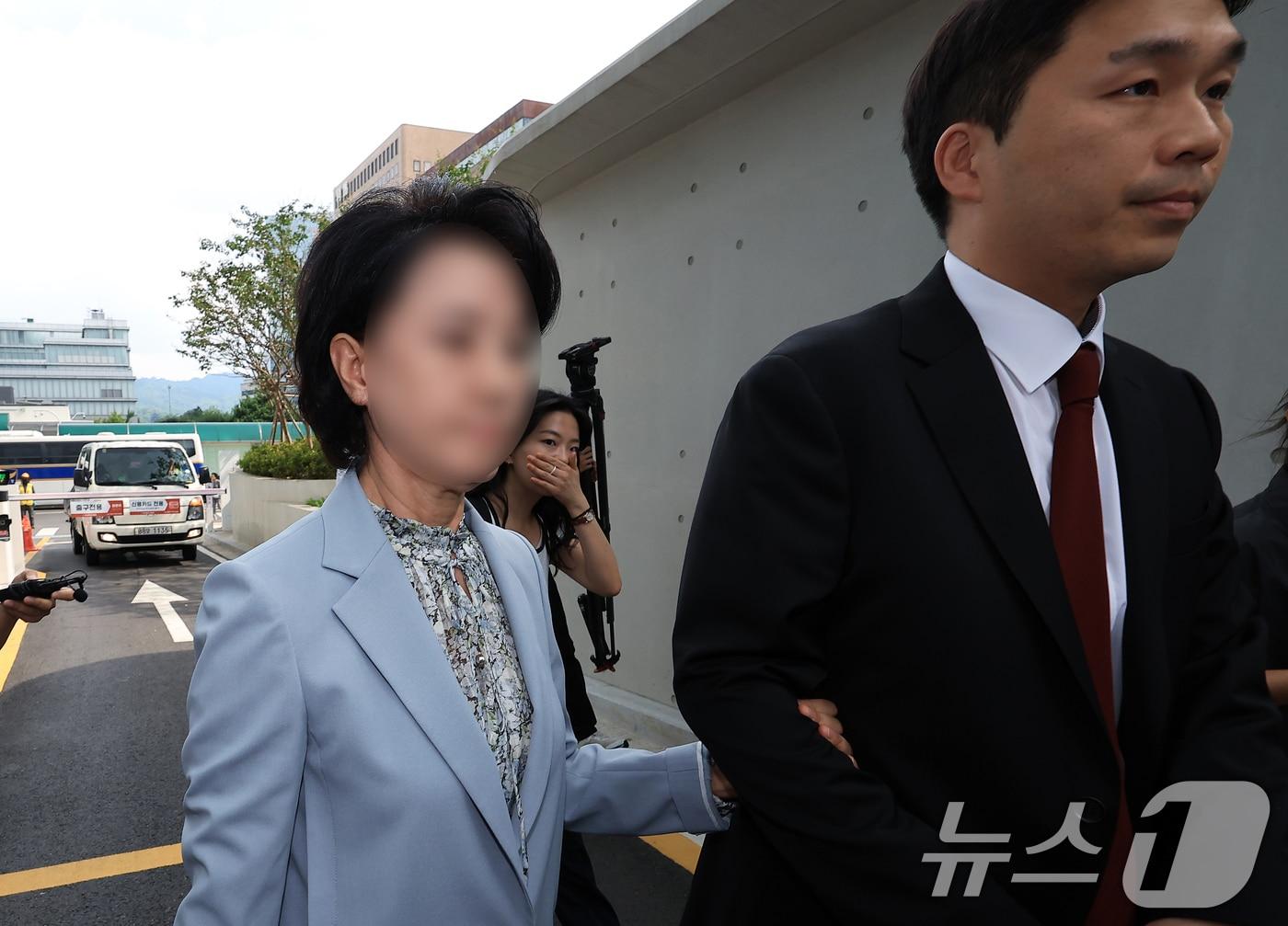 본문 이미지 - '건진법사 청탁' 관련 한학자 통일교 총재 비서실장인 정모 씨가 8일 오전 서울 종로구에 마련된 김건희 특검팀(특별검사 민중기) 사무실로 소환 조사에 출석하고 있다. 2025.8.8/뉴스1 ⓒ News1 박정호 기자