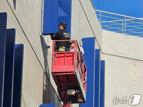 본문 이미지 - 구조물 추락 사망사고가 발생한 경남 창원 NC파크에서 경찰과 국과수가 합동감식을 하고 있다. /뉴스1 DB