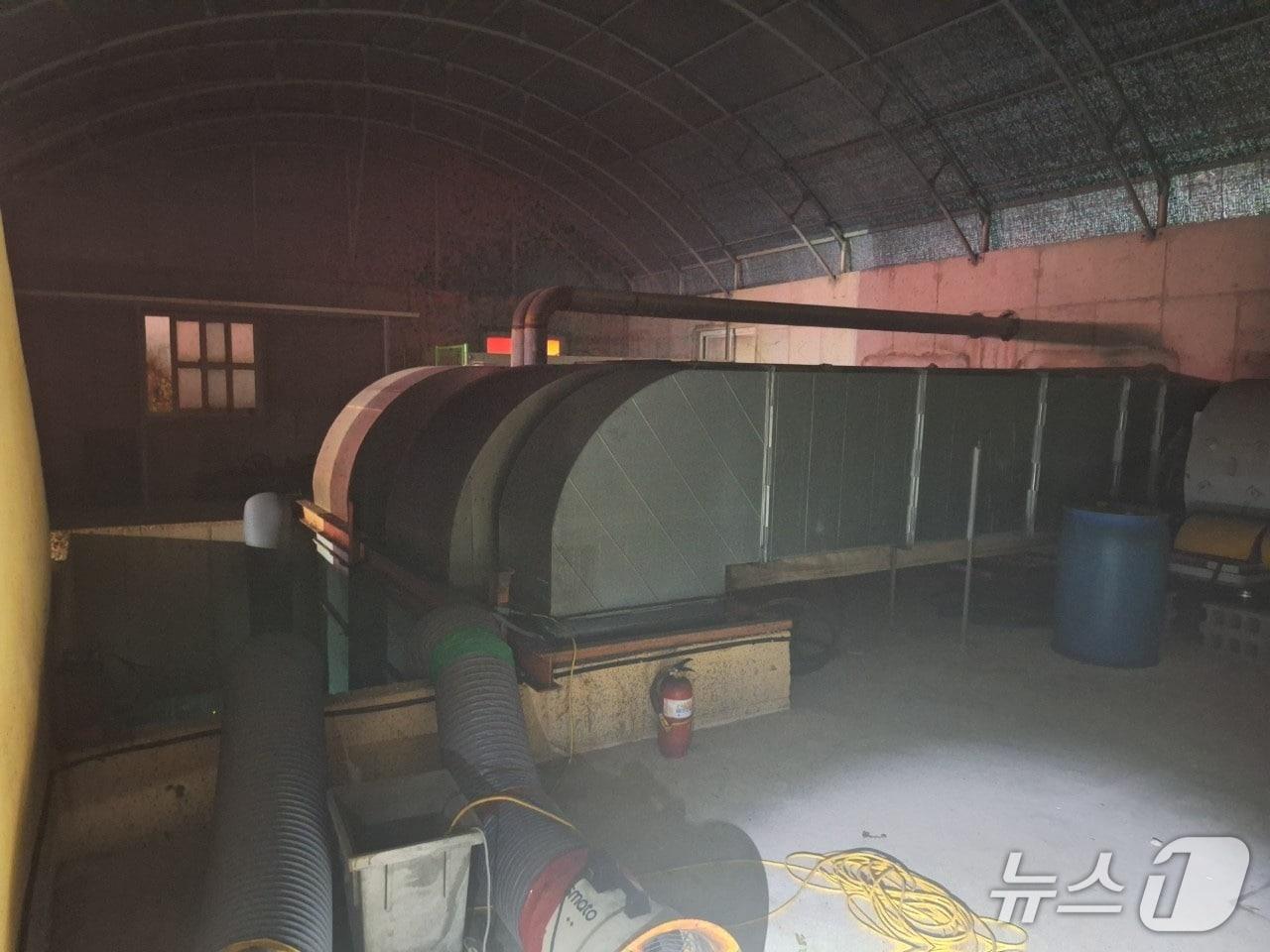 본문 이미지 - 지난 7일 밤 화재가 발생한 서귀포시 대정읍 한 양식장.&#40;제주도소방안전본부 제공. 재판매 및 DB 금지&#41;