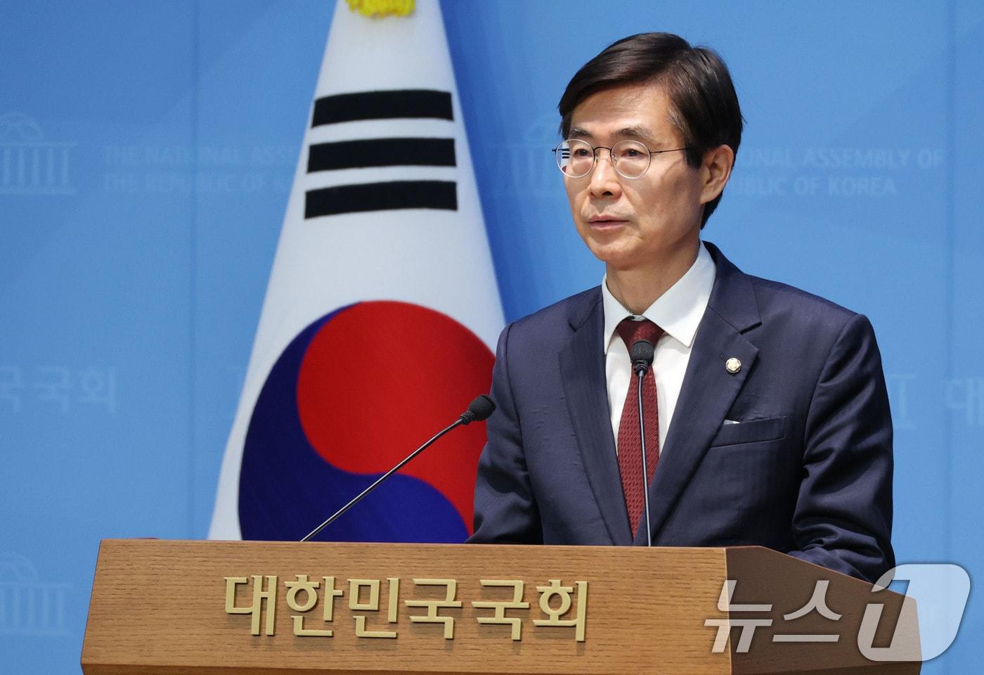 조경태 국민의힘 당대표 후보가 8일 오전 서울 여의도 국회 소통관에서 가진 기자회견에서 김문수 당대표 후보의 계엄 관련 발언을 비판하며 후보직 사퇴를 촉구하고 있다. 2025.8.8/뉴스1 ⓒ News1 이광호 기자