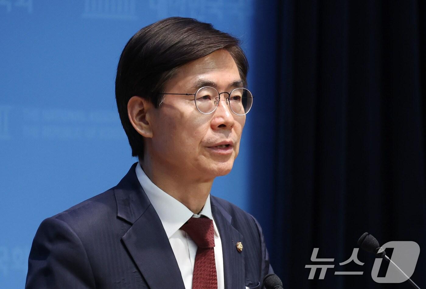 조경태 국민의힘 당대표 후보가 8일 오전 서울 여의도 국회 소통관에서 가진 기자회견에서 김문수 당대표 후보의 계엄 관련 발언을 비판하며 후보직 사퇴를 촉구하고 있다. 2025.8.8/뉴스1 ⓒ News1 이광호 기자